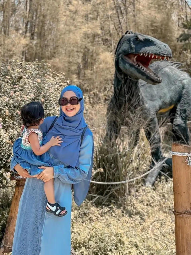 Teuku Ryan belakangan ini tidak ikut berlibur bersama Ria Ricis dan Moanna