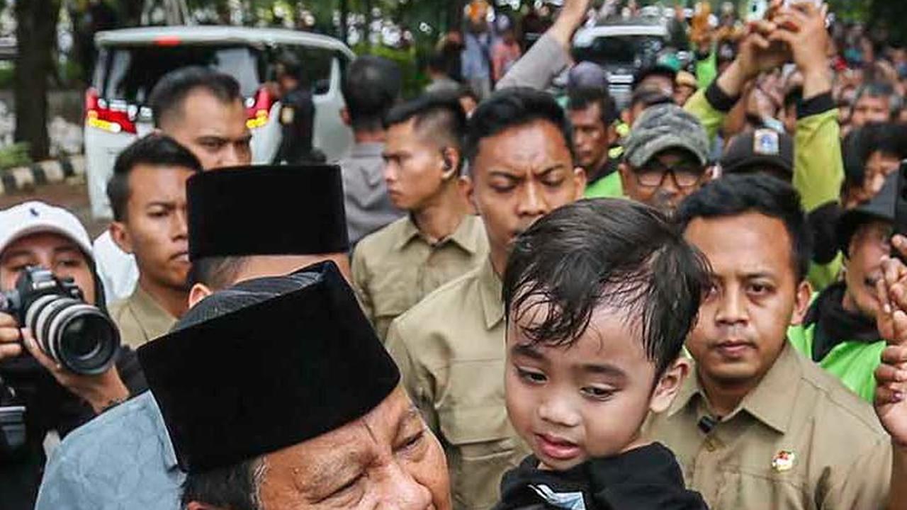Prabowo melayani warga yang ingin bersalaman. Dia juga memeluk dan menggendong anak yang menghampirinya.&nbsp; Liputan6.com/Angga Yuniar