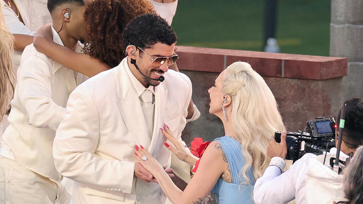 Bad Bunny dan Lady Gaga Guncang Panggung Super Bowl 2026, Singgung Penampilan Bermakna