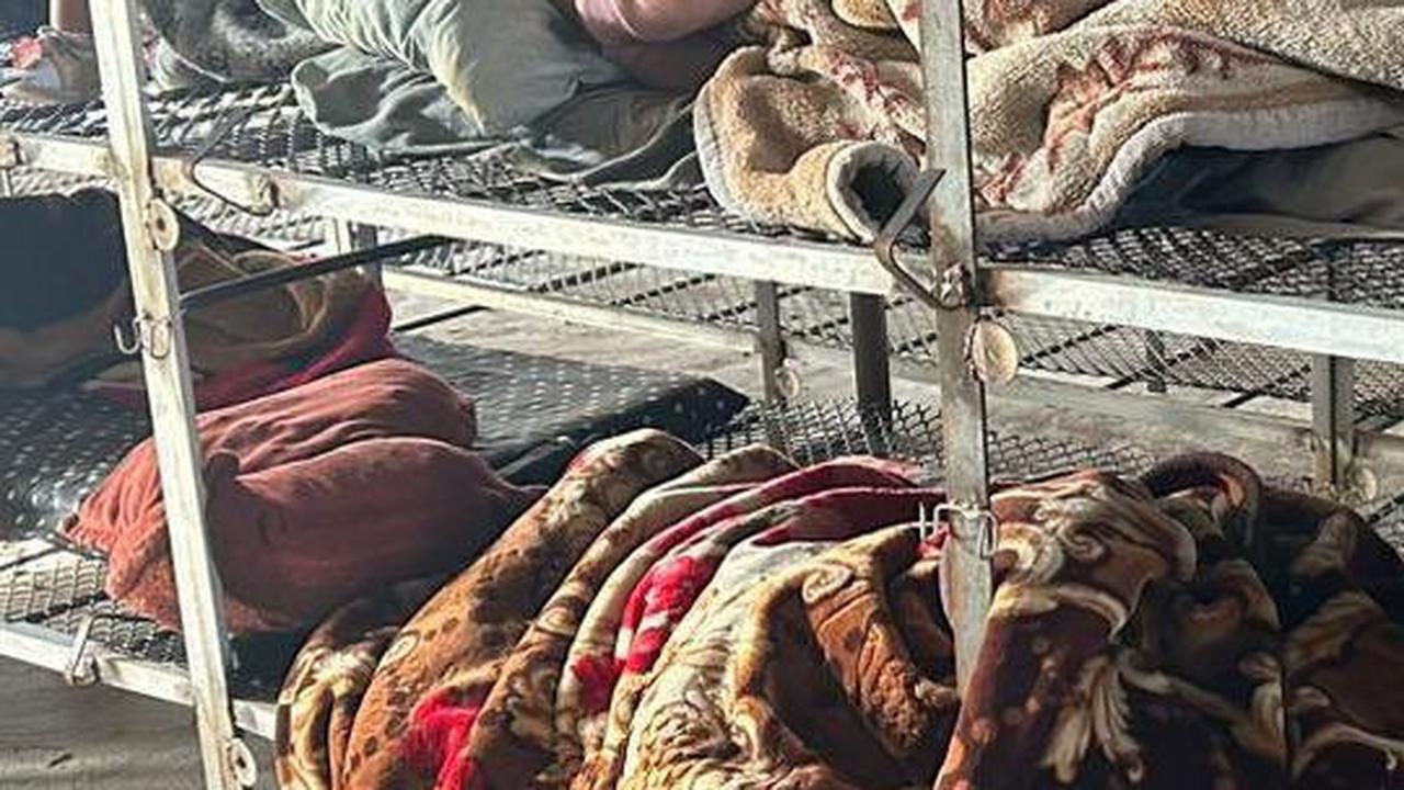 Tenda Pengungsian Tergenang Banjir, Anak-Anak Gaza Terpaksa Tidur di Kandang Ayam