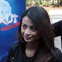 Angie Virgin kini sudah kembali terlihat paras cantiknya di Indonesia. Selama beberapa tahun belakangan sosok Angie memang tak terlihat lantaran diboyong sang suami untuk menetap di London, Inggris. (Deki Prayoga/Bintang.com)