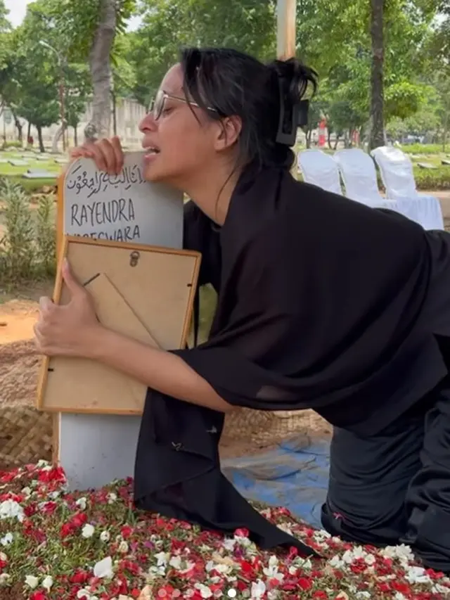Kaneishia Yusuf  di makam kekasih (Instagram/kaneishiayusuf05)