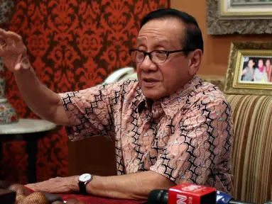 Politisi Senior Partai Golkar, Akbar Tandjung saat menerima petisi dari kader muda Partai Golkar dan sejumlah aktivis saat menggelar silaturahmi di kediamannya, Jakarta, Kamis (11/5). (Liputan6.com/Johan Tallo) 