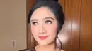 Meski jadi bridesmaid back to back, makeup Febby Rastanty tetap on point hingga malam hari [@febbyrastanty]