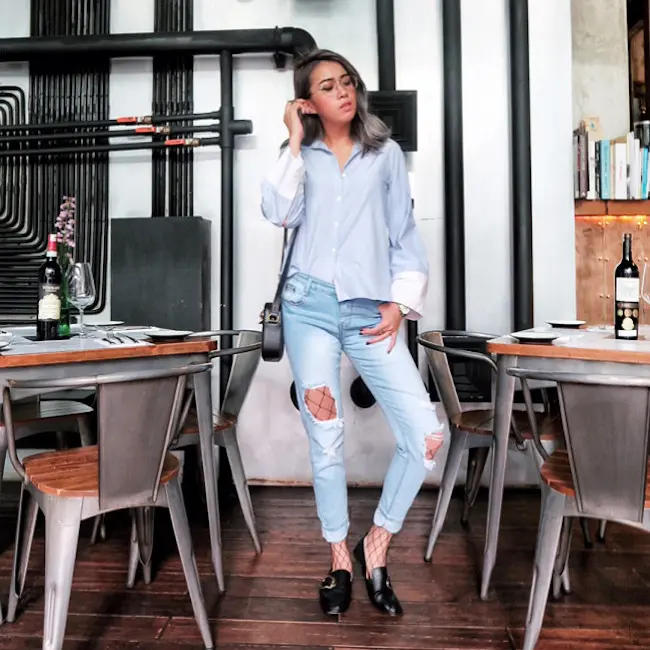 Tampilan dengan jeans dan fishnet (stocking) yang jadi statment fashion kamu, buat penampilan makin stylish. (sumber foto: @cindykarmoko/instagram)