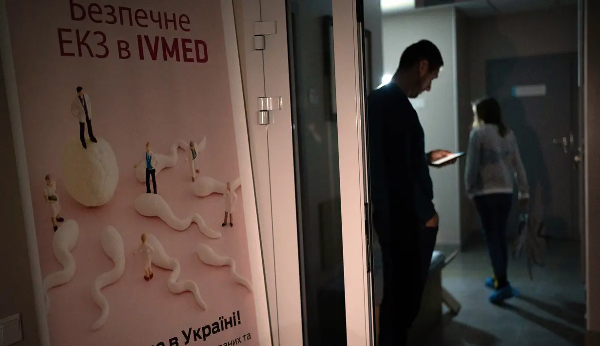 Seorang pria berdiri di koridor gelap klinik kesuburan IVMED saat pemadaman listrik di Kiev, Ukraina, 31 Januari 2023. Sejumlah tentara Ukraina beralih ke proses pembekuan sperma karena menghadapi kemungkinan bahwa mereka mungkin tidak akan pernah pulang. (AP Photo/Roman Hrytsyna)