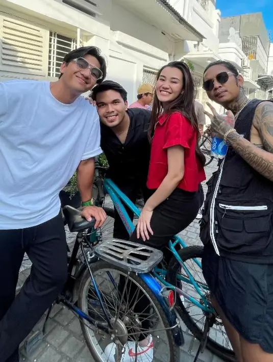 Tak sendirian, ia turut didampingi oleh sang kekasih, Aaliyah Massaid.  [@aaliyah.massaid/@harrisvirza/@thariqhalilintar]