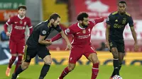 Daley Blind Ajax, kiri, menantang Mohamed Salah Liverpool selama pertandingan sepak bola grup D Liga Champions antara Liverpool dan Ajax di stadion Anfield di Liverpool, Inggris, Selasa, 1 Desember 2020. (AP Photo / Jon Super, Pool)