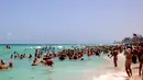 Pantai Haulover merupakan sebuah wisata yang terdapat di Florida. Di pantai ini para pengunjung diperbolehkan datang dan berjemur dalam keadaan telanjang. Bugil di pantai ini telah mendapatkan ijin dari pemerintahan setempat Amerika.( wikimedia.org)