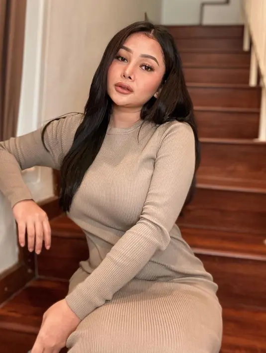 Tampilan ini cocok buat kamu yang ingin tampil simple. Dengan gaya rambut ini, Mutia Ayu memamerkan bentuk asli rambut panjang yang dimilikinya. Sekaligus menjadi inspirasi yang effortless untuk menata rambut.