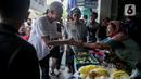 Warga tampak saling berebut foto dan salaman dengan eks Gubernur Jawa Tengah tersebut. (Liputan6.com/Faizal Fanani)