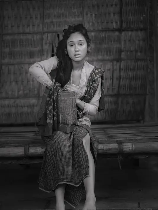 Totalitas sebagai aktris, Yasmin Napper kenakan kebaya kutubaru dan sarung dalam nuansa vintage. Rambut dan makeup lusuh tak mampu menutupi kecantikan Yasmin [@yasminnapper]