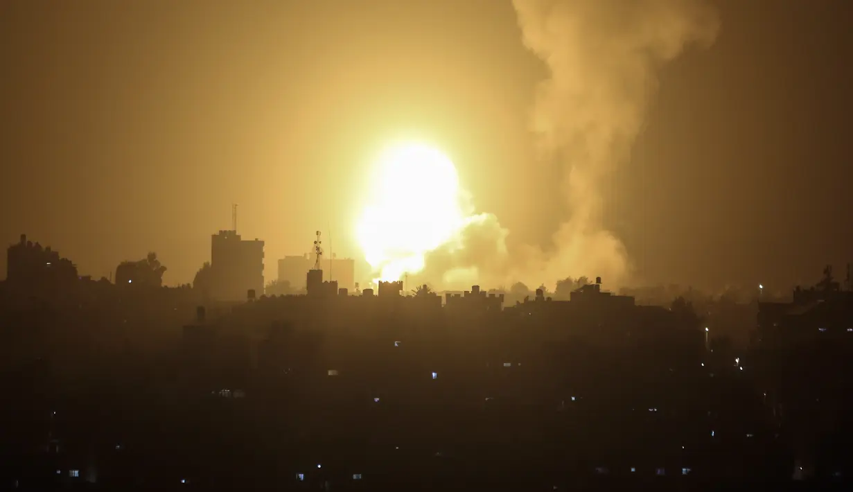 Sebuah ledakan terjadi akibat serangan udara Israel di pangkalan militer Hamas di kota Khan Younis, Jalur Gaza selatan, Selasa (19/4/2022). (AP Photo/Yousef Masoud)