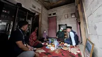 Gubernur Jawa Barat Ridwan Kamil saat mengunjungi rumah milik Ais, warga Kampung Bunipasir, Desa Maleber, Kecamatan Karangtengah, Kabupaten Cianjur, Selasa (26/7/2022).