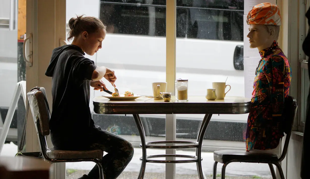 Manekin digunakan untuk menghalangi kursi di Roundel Cafe guna memberikan jarak fisik yang cukup bagi pelanggan di Vancouver, Kanada, pada 15 Juni 2020. Restoran Roundel Cafe menggunakan maneken alih-alih memberi pembatas pada kursi untuk membantu pelanggan menjaga jarak fisik. (Xinhua/Liang Sen)