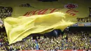 Suporter Kolombia membentangkan jersey raksasa saat timnya melawan Brasil pada kualifikasi Piala Dunia 2018 di Roberto Melendez stadium, Barranquilla, Kolombia, (5/9/2017). Kolombia bermain imbang 1-1 lawan Brasil. (AP/Fernando Vergara)