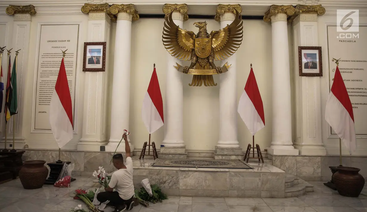 Seorang pekerja menyiapkan hiasan di dalam Gedung Pancasila, Jakarta, Selasa (30/5). Persiapan dilakukan untuk menyambut Hari Pancasila yang jatuh pada 1 Juni 2017 nanti. (Liputan6.com/Faizal Fanani)