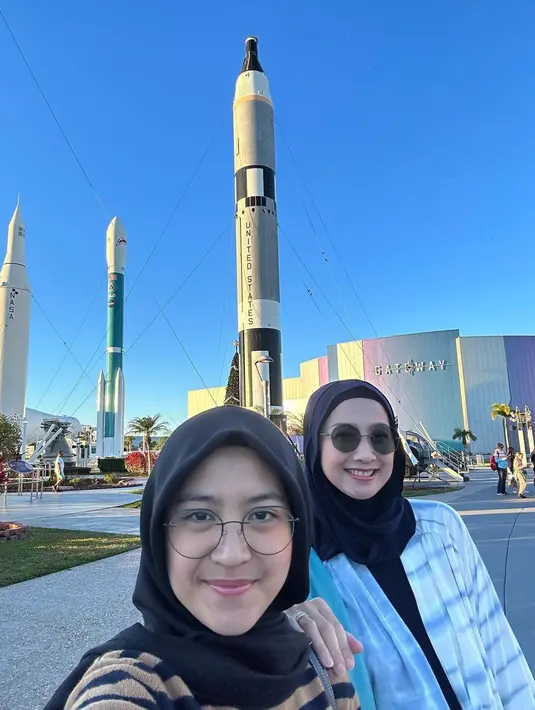 Disela-sela kesibukannya sebagai wakil rakyat, Desy Ratnasari juga kerap menikmati liburan bersama sang buah hati. Potret Desy dan Nasywa saat menikmati liburan awal tahun ini. [Instagram/@desyratnasariterdepan]