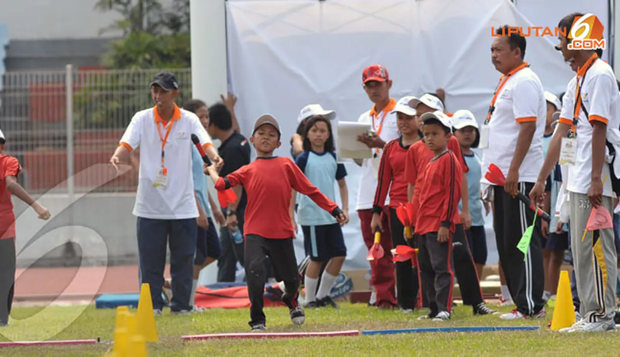 Banyak jenis olahraga atletik yang dapat dilakukan. Tampak salah satu peserta sedang melakukan lempar lembing (Liputan6.com/Helmi Fithriansyah)