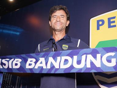 Pelatih baru Persib Bandung, Luis Milla resmi diperkenalkan kepada publik di Graha Persib, Bandung, Senin (22/8/2022). (Persib.co.id)