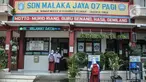 Murid mencuci tangan sebelum memasuki ruang kelas saat Pembelajaran Tatap Muka (PTM) Terbatas di SDN Malaka Jaya 07 Pagi, Klender, Jakarta, Senin (30/8/2021). (merdeka.com/Iqbal S. Nugroho)
