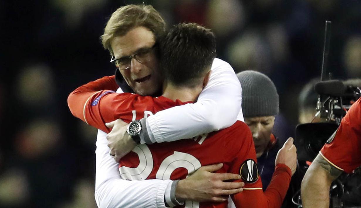 Pelatih Liverpool, Juergen Klopp, memeluk gelandangnya, Adam Lallana, usai menaklukan MU pada laga Liga Europa. Kedekatan ini membuat Klopp dan anak asuhnya bisa saling pengertian. (Reuters/Phil Noble)