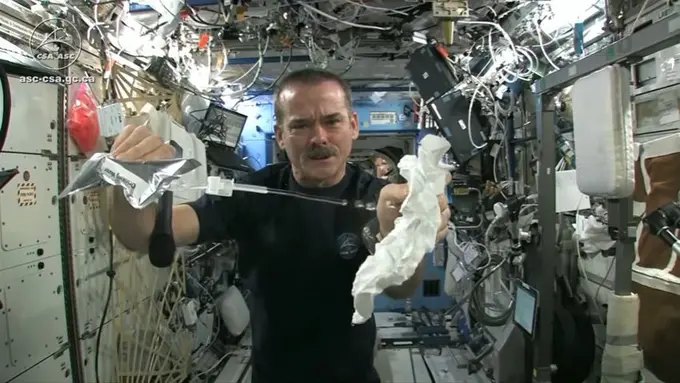 [Bintang] Astronot Ini Peras Handuk di Luar Angkasa, Apa yang Terjadi?