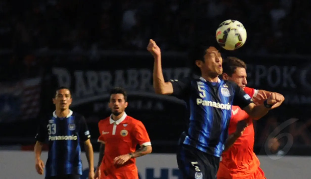 Bek Gamba Osaka, Daiki Niwa (5) berebut bola atas dengan penyerang Persija, Yevgeni Kabayev saat berlaga di Stadion GBK Jakarta, Sabtu (24/1/2015). Persija kalah 0-4 dari Gamba Osaka. (Liputan6.com/Helmi Fithriansyah)