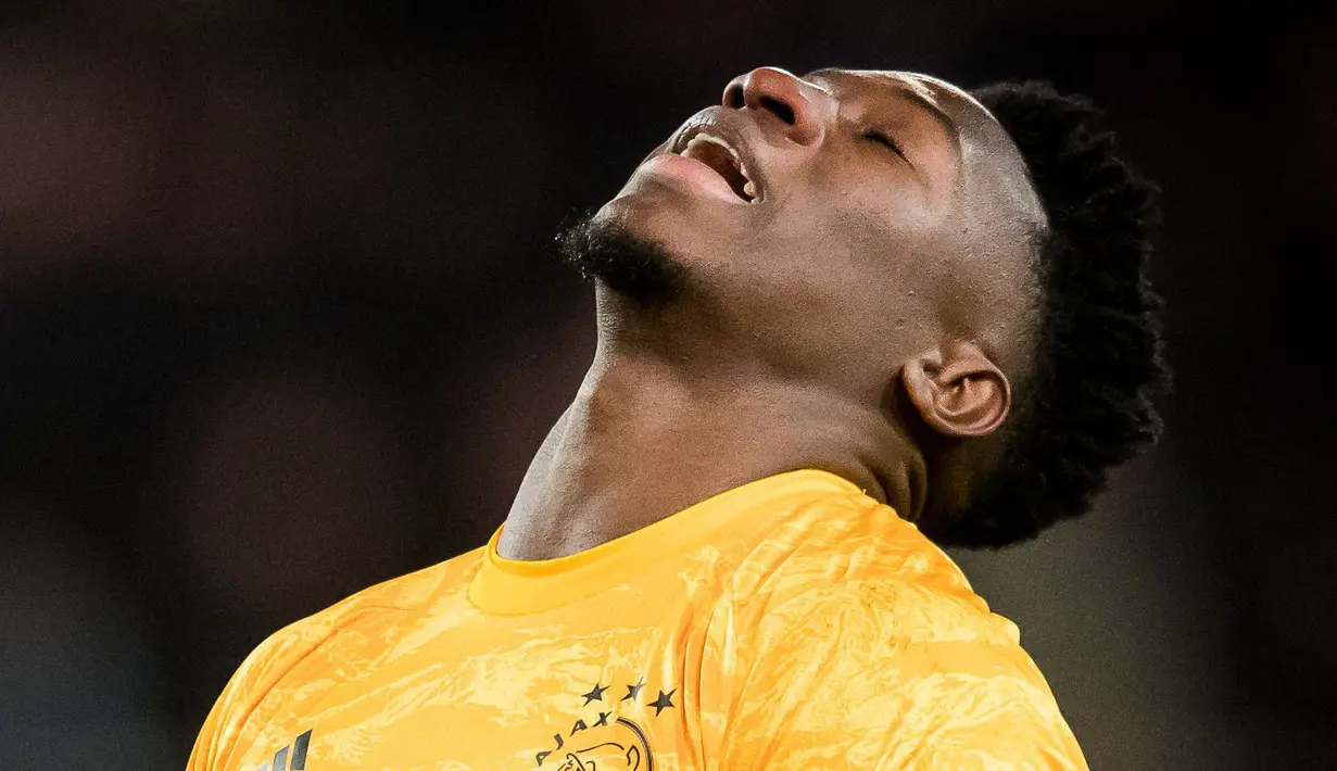 Reaksi kecewa kiper Ajax Amsterdam, Andre Onana pada laga semifinal Piala Liga Belanda melawan FC Utrecht di Galgenwaard Stadium, Utrecht, 4 Maret 2020. (AFP/ANP/Ronald Bonestroo)