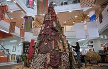 FOTO: Keren! Dekorasi Natal Berbasis AI Angkat Budaya Papua di Surabaya