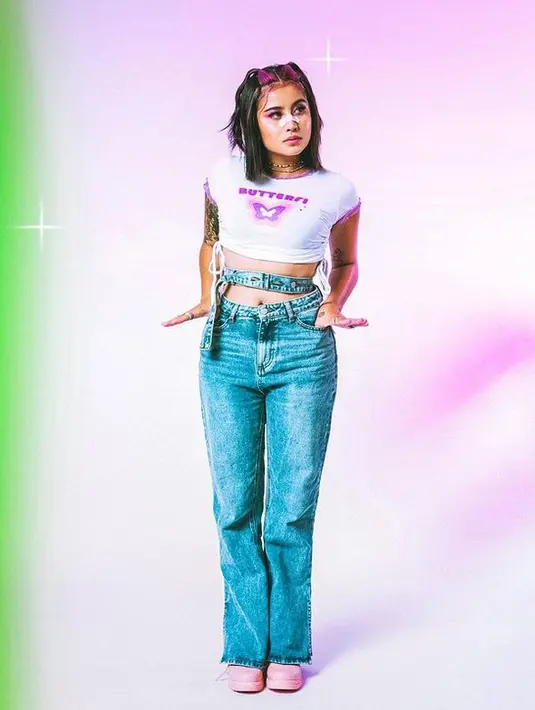 Awkarin tampil cantik dengan mengenakan crop top putih yang dipadu dengan boyfriend jeans. (Foto: instagram.com/awkarin)
