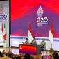 Presiden Jokowi didampingi Menlu Retno Marsudi dan Menkeu Sri Mulyani memberikan press briefing usai penutupan KTT G20 bersama awak media pada Rabu (16/11/2022). (Liputan6/Benedikta Miranti)