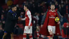 Pemain Arsenal Aaron Ramsey (kanan) membawa bola usai pertandingan melawan Everton dalam Liga Inggris di Stadion Emirates, London (3/2). Dalam pertandingan ini Aaron Ramsey berhasil menyumbang tiga gol untuk Arsenal. (AP Photo / Alastair Grant)