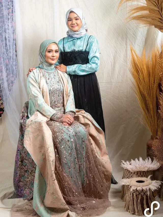 Tampil Akrab, Ini 7 Potret Juliana Moechtar Bersama Putri Sambungnya