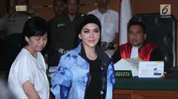 Artis Syahrini bersiap menjalani sidang kasus First Travel di Pengadilan Negeri Depok, Jawa Barat, Senin (2/4). Artis Syahrini buka-bukaan soal perjalanan umrah dengan First Travel. (Liputan6.com/Herman Zakharia)