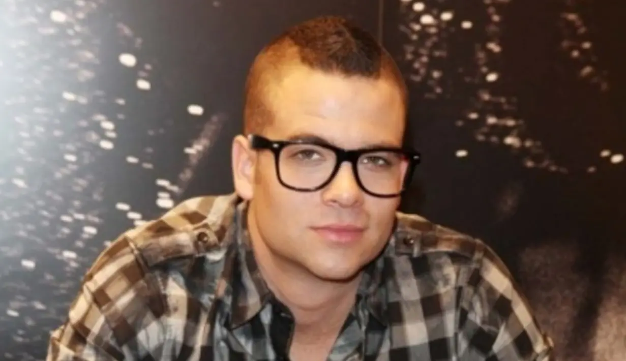 Mark Salling berpose dengan mengenakan kacamata dan kemeja kotak-kotak. Dalam kesepakatan permohonan yang diraih dengan jaksa penuntut, Salling harus menghadapi hukuman empat sampai tujuh tahun penjara. (Instagram/mark_salling)