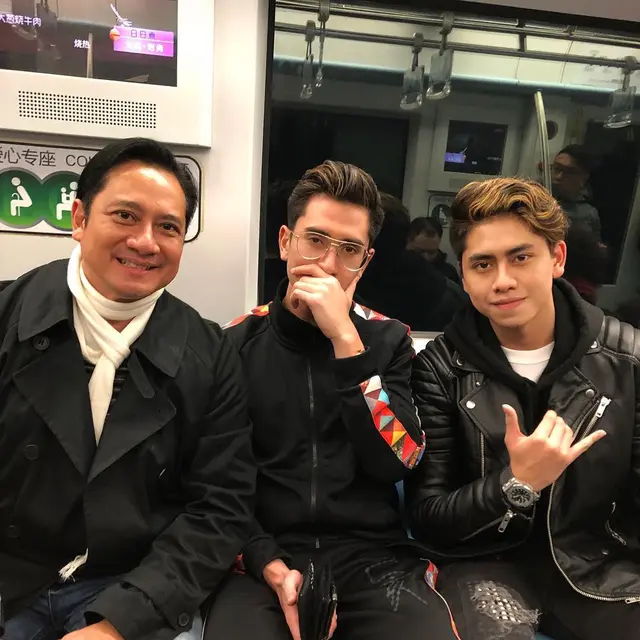 6 Potret Kebersamaan Verrell Bramasta dan Athalla Naufal Bareng Sang Ayah, Selalu Kompak