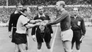 Uwe Seeler (kiri). Eks striker Jerman Barat yang belum lama meninggal di usia 85 tahun pada 21 Juli 2022 ini tercatat total tampil dalam 21 laga bersama Timnas Jerman Barat di putaran final Piala Dunia pada 4 edisi, mulai 1958 hingga 1970. Prestasi terbaiknya adalah saat membawa Tim Panser menjadi runner-up pada edisi 1966 usai kalah 2-4 dari tuan rumah Inggris lewat perpanjangan waktu. (AFP/Staff)