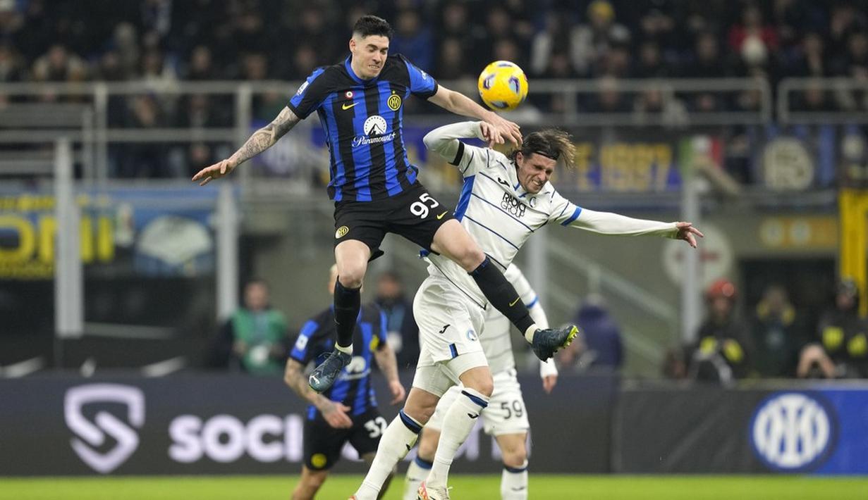 Pemain Inter Milan, Alessandro Bastoni, duel udara dengan pemain Atalanta, Hans Hateboer, pada laga Liga Italia di Stadion Giuseppe Meazza, Kamis (29/02/2024). Dengan hasil ini, Inter sekarang mengemas 69 angka dari 26 laga. Mereka makin memperkokoh posisinya di pucuk klasemen sementara Liga Italia 2023/2024. (AP Photo/Antonio Calanni)