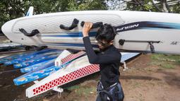 Seorang atlet layar menggotong papan saat pelatnas di Bahtera Jaya, Jakarta, Kamis (24/5/2018). Cabang layar menargetkan dua medali emas pada Asian Games 2018. (Bola.com/Vitalis Yogi Trisna)