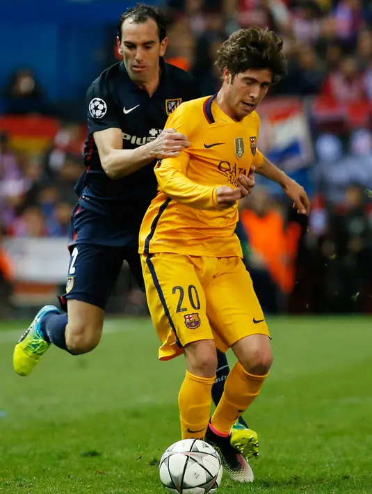 Gelandang Barcelona, Sergi Roberto (depan) berusaha mengontrol bola dari kawalan bek Atletico Madrid, Diego Godin di leg kedua Liga Champions di Vicente Calderon, Madrid, (14/4). Atletico menang atas Barcelona dengan skor 2-0. (Reuters/Sergio Perez)