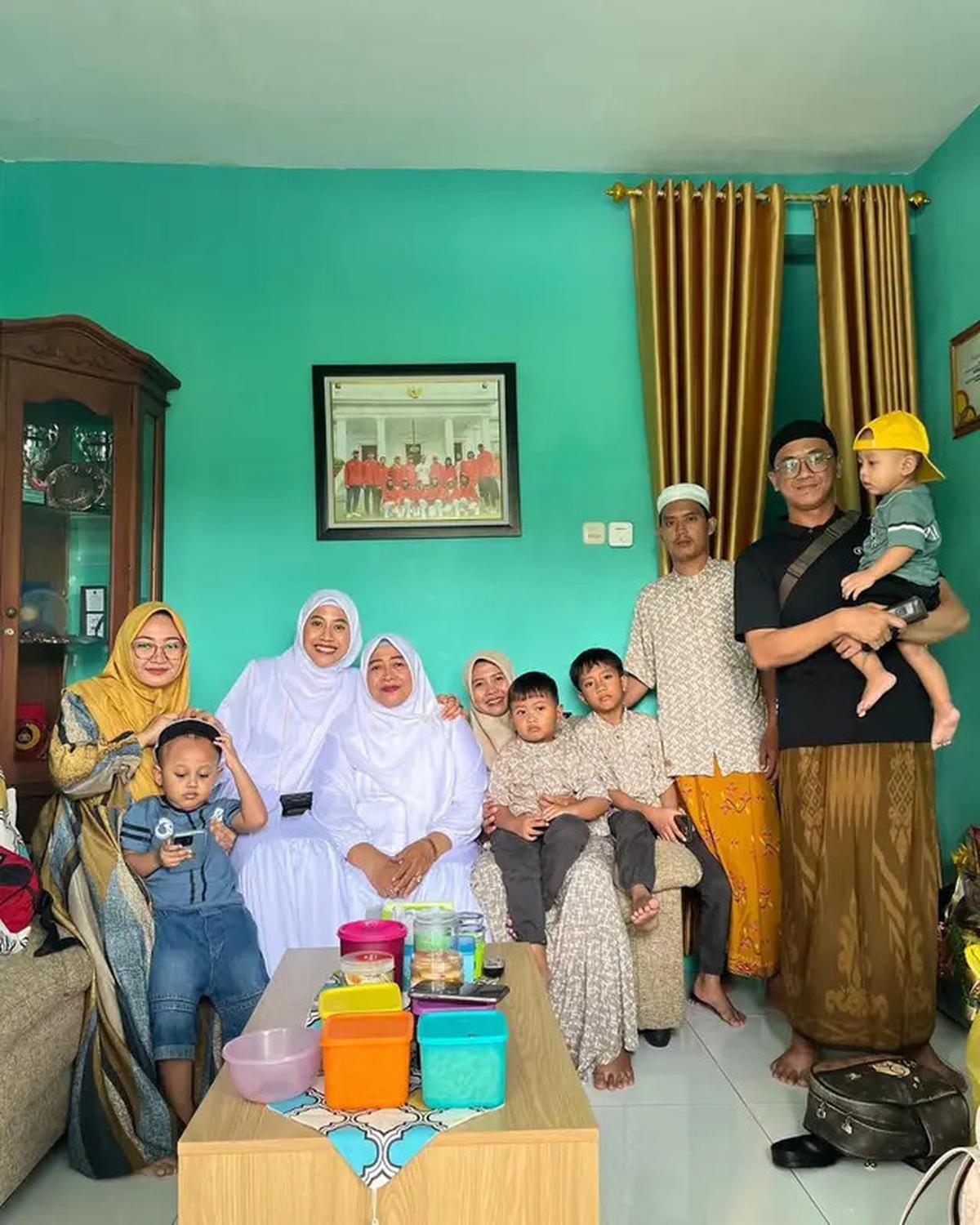 7 Potret Megawati Hangestri Bersama Keluarga di Jember, Pilih Jaga Ibu