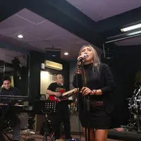 Sejak vakum sekitar 25 tahun. Krakatau Band kembali dengan lagu baru dan mengaransemen lagu lawasnya. Band yang berdiri tahun 80-an ini telah menelurkan beberapa album diantaranya, Krakatau First Album, dan Krakatau Second Album. (Andy Masela/Bintang.com)