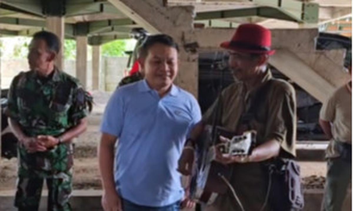 Rupanya Dudung memang tak asing dengan sosok pengamen itu yang memang suka mangkal di rumah makan tempatnya makan siang itu.