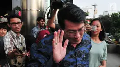 Kakak Andi Agustinus alias Andi Narogong, Dedi Prijono meninggalkan gedung KPK usai menjalani pemeriksaan terkait kasus korupsi e-KTP, Jakarta (1/8). (LIputan6.com/Helmi Afandi)