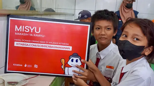 Warteg Misyu membagikan makanan gratis
