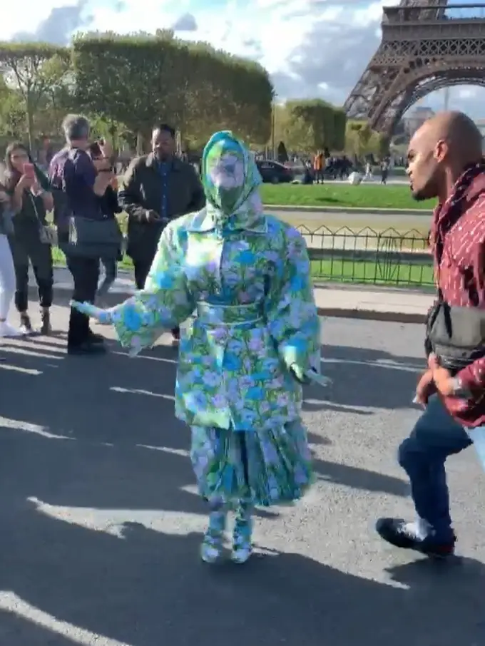 Tampilan Unik Cardi B di Paris Fashion Week 2019