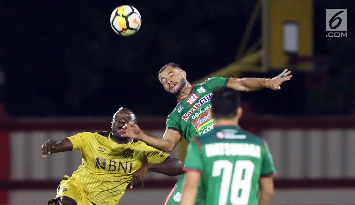 Pemain depan Bhayangkara FC, Herman Dzumafo (kiri) berebut bola dengan bek PSMS, Alexandros Tanidis pada lanjutan Go-Jek Liga 1 Indonesia bersama Bukalapak, Stadion PTIK, Jakarta, Jumat (3/8). Bhayangkara FC unggul 3-1. (Liputan6.com/Helmi Fithriansyah)