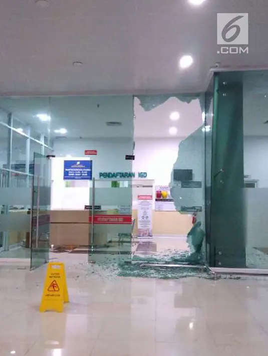 Sebuah pintu kaca  pendaftaran IGD di Rumah Sakit Umum Daerah (RSUD) Banyumas, Jawa Tengah,  pecah akibat gempa mencapai 6,9 Skala Richter (SR) di pulau Jawa, Sabtu (16/12). (Liputan6.com/Pool)