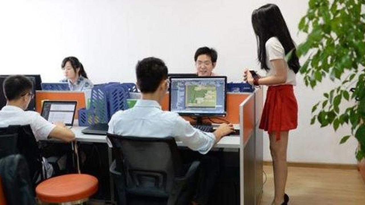 Wow, para programmer di kantor ini selalu dihibur cewek-cewek seksi